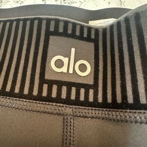 ALO Yoga Charcoal Gray Leggings Size Small  Length 7/8